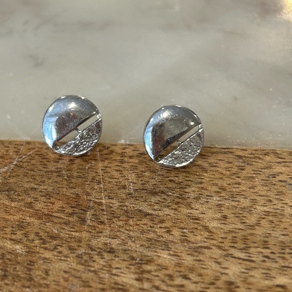 Simple silver studs with cutout and texture detail - Picture 1 of 3